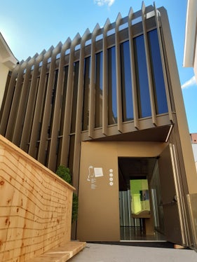 Il nuovo centro visitatori del Parco nazionale dello Stelvio, avimundus, in via Principale 67&nbsp;a Silandro. (Foto: ASP/Ulrich Pfeifer) 