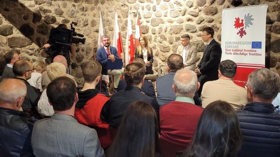 Grande interesse del pubblico al Giovedì culturale dell'Euregio sulla guerra in Ucraina (Foto: Euregio/Armin Gluderer)