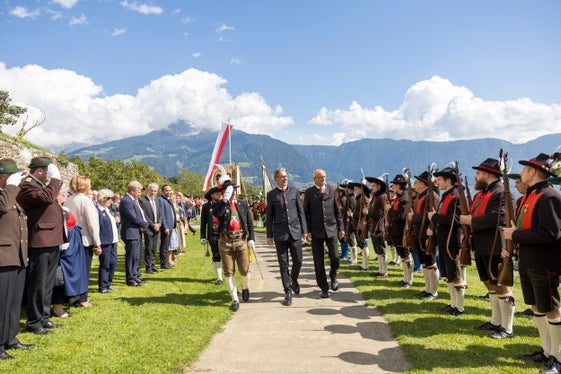 Il ricevimento tradizionale nella corte antistante Castel Tirolo è stato accompagnato dalla banda musicale di Proves insieme a un picchetto d'onore del distretto degli Schützen Burgraviato-Passiria. (Foto: Land Tirol/Sedlak)