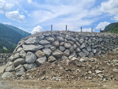 La squadra di costruzione dei Bacini montani ha costruito gli argini deviatori sul rio di Valle a San Giacomo in Valle Aurina (Foto: ASP/Ufficio sistemazione bacini montani Est)