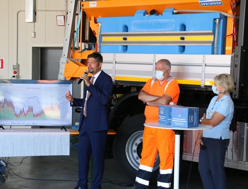 LR Daniel Alfreider (1.v.l.) beim #halbzeit-Gespräch: „Wir entscheiden das Mobilitätsmanagement aufgrund von Daten und die zeigen, dass es mehr saubere Fahrzeuge, noch bessere Öffis und klimaresiliente sichere Infrastrukturen braucht - daran arbeiten wir weiter“. (Foto: LPA/Roman Clara)