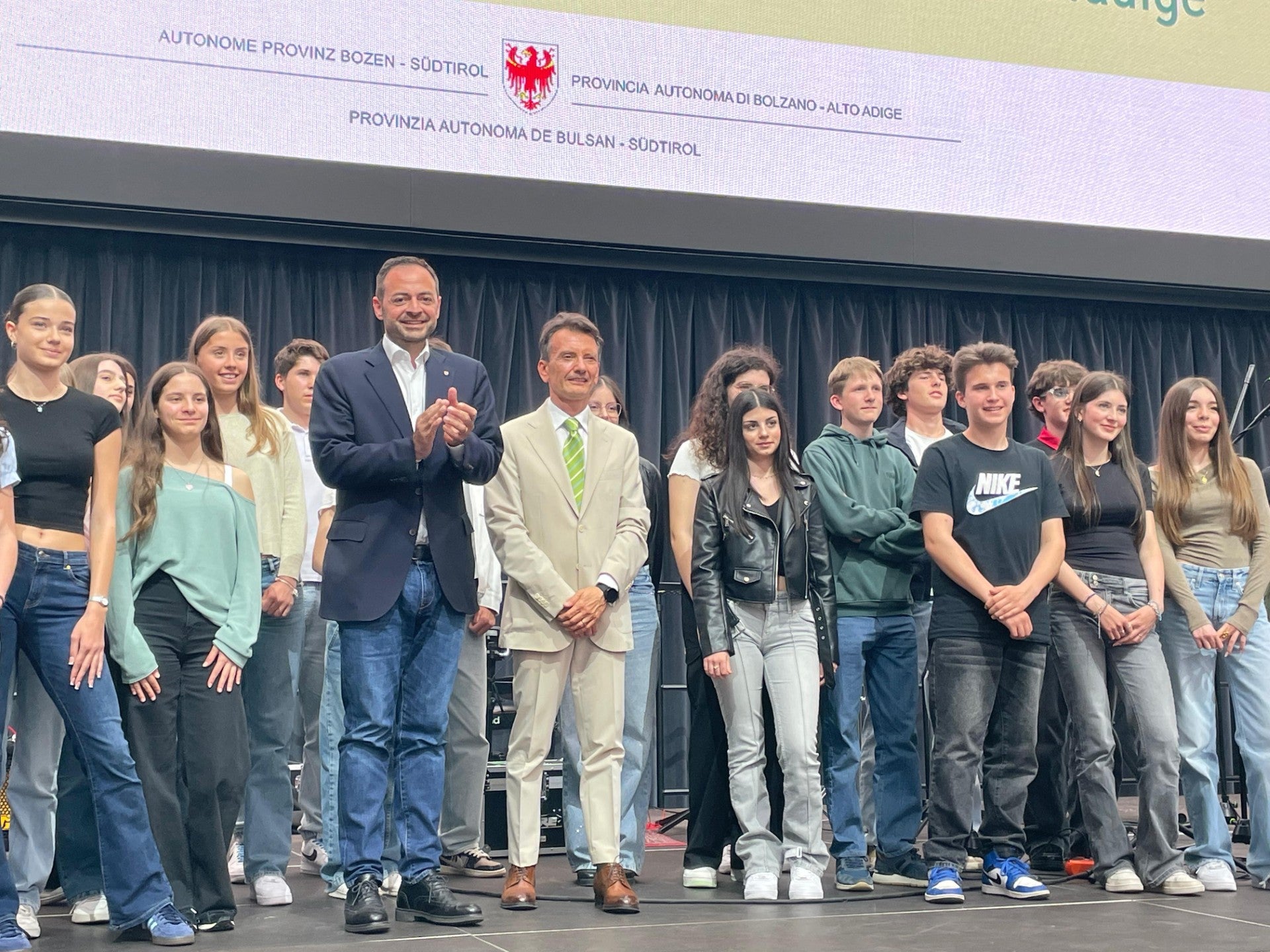 “Siamo molto orgogliosi di voi: siete il nostro futuro”. Lo ha detto il vicepresidente e assessore all’Istruzione Marco Galateo (nella foto in primo piano a sinistra) durante la premiazione delle eccellenze della scuola italiana tenutasi il 28 maggio in Fiera a Bolzano. Il tradizionale momento che segna idealmente la conclusione delle lezioni nelle scuole della provincia di Bolzano. Alla giornata di festa ha presenziato anche il sovrintendente scolastico Vincenzo Gullotta (nella foto sul palco alla destra del vicepresidente Galateo). (Foto: USP/Valentina Failo)