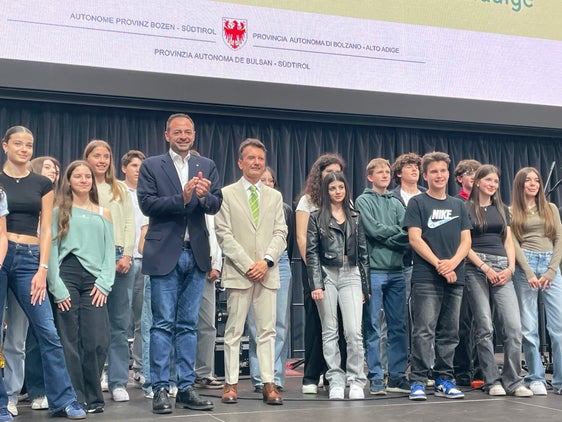 “Siamo molto orgogliosi di voi: siete il nostro futuro”. Lo ha detto il vicepresidente e assessore all’Istruzione Marco Galateo (nella foto in primo piano a sinistra) durante la premiazione delle eccellenze della scuola italiana tenutasi il 28 maggio in Fiera a Bolzano. Il tradizionale momento che segna idealmente la conclusione delle lezioni nelle scuole della provincia di Bolzano. Alla giornata di festa ha presenziato anche il sovrintendente scolastico Vincenzo Gullotta (nella foto sul palco alla destra del vicepresidente Galateo). (Foto: USP/Valentina Failo)