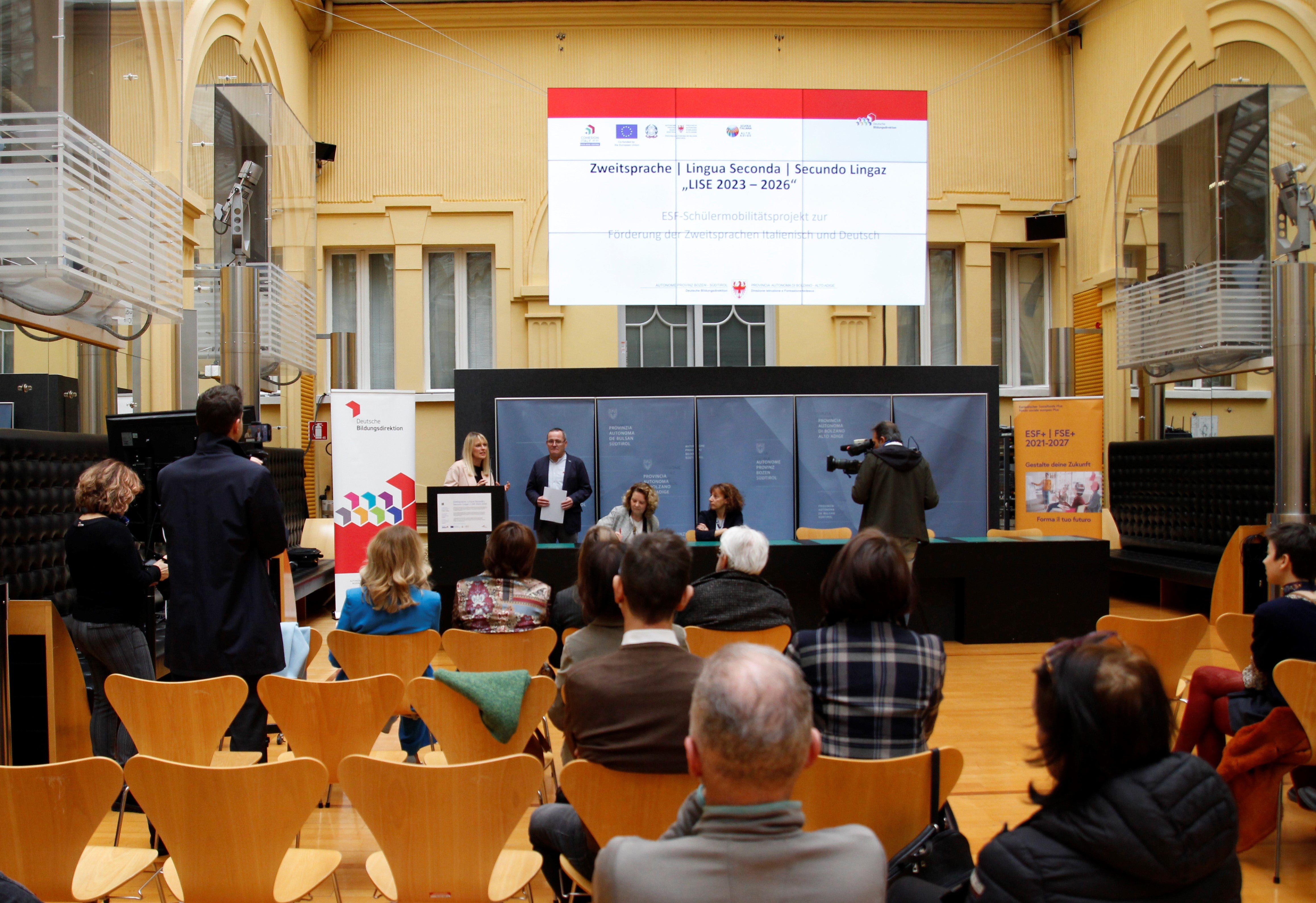 Si è tenuta oggi (15 marzo) nel cortile interno di Palazzo Widmann la presentazione del progetto di mobilità studentesca LISE. Nella foto (da sinistra) Claudia Weiler, direttrice dell'Ufficio Fondo sociale europeo, Gustav Tschenett, direttore della Dipartimento Istruzione e Formazione tedesca, Edith Ploner, direttrice della Direzione provinciale Scuole ladine e Rosella Li Castri, direttrice dell'Ufficio Ordinamento scolastico e progettualità del Dipartimento Istruzione e Formazione italiana (Foto: ASP/Verena Hilber)