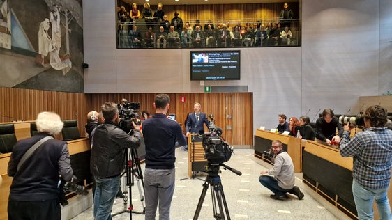 Arno Kompatscher è stato rieletto oggi presidente della Provincia con 19 voti su 35. Kompatscher inizia così il suo terzo mandato. (Foto: ASP/Greta Stuefer)