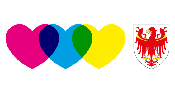 I tre cuori nei tre colori primari uno di fianco all'altro e leggermente sovrapposti. Sulla destra lo stemma della Provincia autonoma di Bolzano