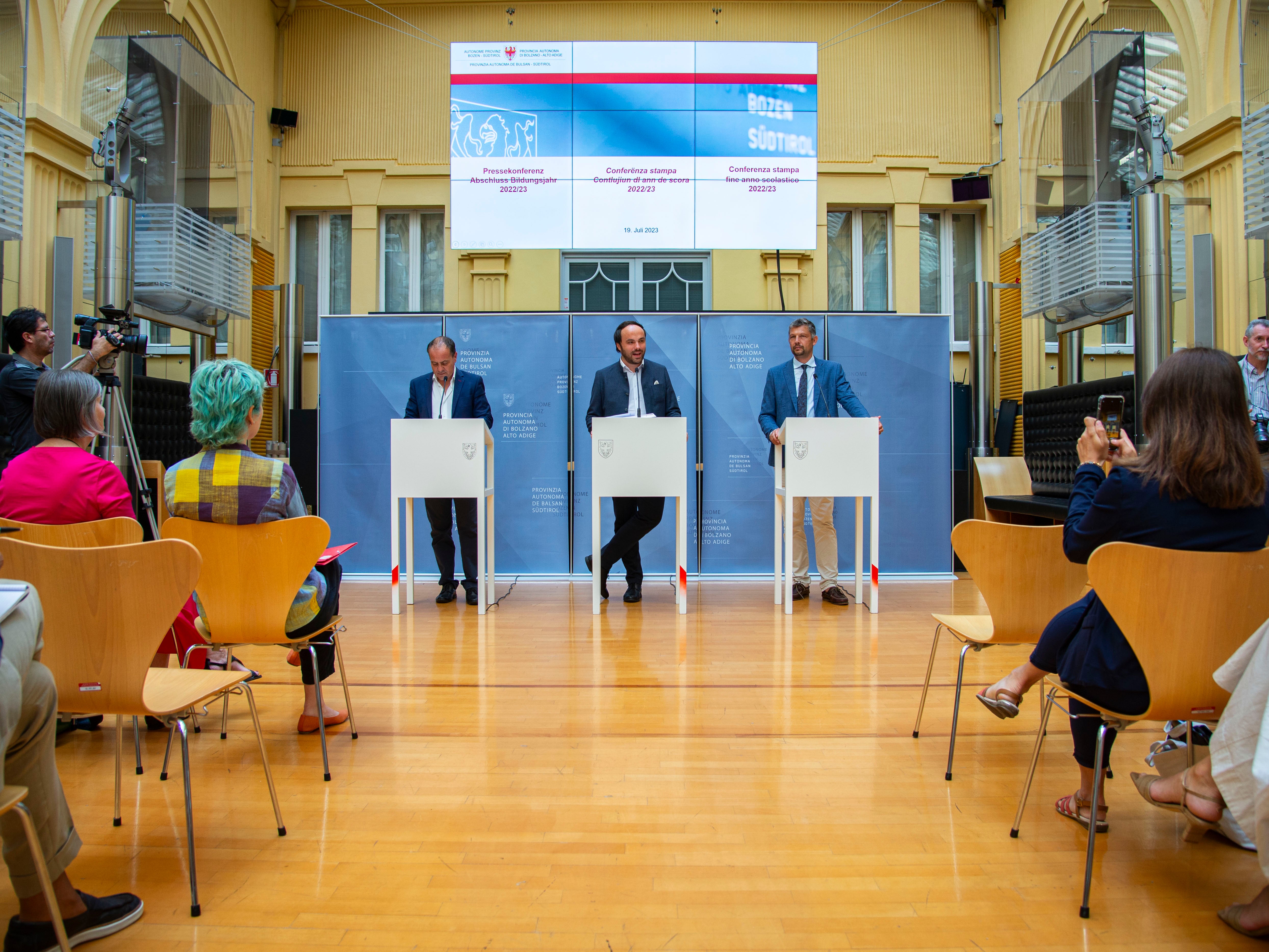 Gli assessori provinciali Achammer, Vettorato e Alfreider, insieme ai massimi rappresentanti delle direzioni scolastiche, hanno tracciato oggi (19 luglio) un bilancio dell'anno scolastico appena concluso (Foto: ASP/Fabio Brucculeri)