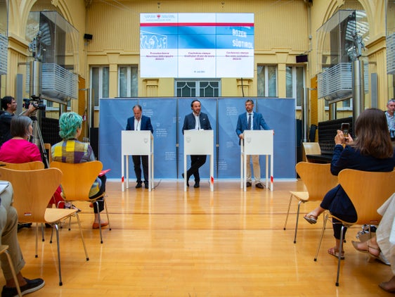 Gli assessori provinciali Achammer, Vettorato e Alfreider, insieme ai massimi rappresentanti delle direzioni scolastiche, hanno tracciato oggi (19 luglio) un bilancio dell'anno scolastico appena concluso (Foto: ASP/Fabio Brucculeri)