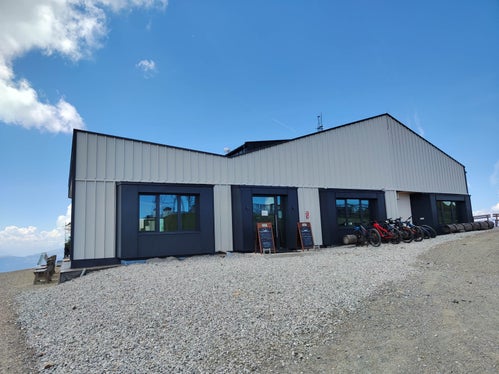 Mehr Platz mit Aussicht: Der neue Zubau erweitert Bar und Restaurant und eröffnet einen 360-Grad-Blick auf Eisacktal, Ötztaler Alpen, Ortler, Brentagruppe und Dolomiten. (Foto: LPA/Plosehütte/Claudia Fea)