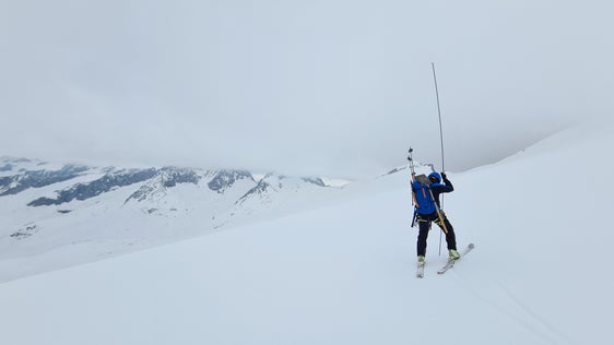 Ein gutes Winterhalbjahr für die Gletscher in Südtirol: Die durchschnittlichen Schneemengen im Hochgebirge liegen 20 bis 40 Prozent über dem Durchschnitt der vergangenen Jahre. Dies haben die Messungen des Landesamtes für Hydrologie ergeben; das Bild entstand während der Schneedeckensondierung am Westlichen Rieserferner in Rein in Taufers am 30. April. (Foto: LPA/Landesamt für Hydrologie und Stauanlagen/Roberto Dinale)
