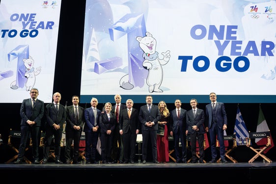 Una festa dei popoli, dei territori e della pace. Con questo spirito si è celebrato il 6 febbraio al teatro Strehler di Milano l’evento celebrativo “One year to go”, al quale ha partecipato anche il presidente della Provincia autonoma di Bolzano Arno Kompatscher (nella foto il quinto da sinistra). (Foto: USP)