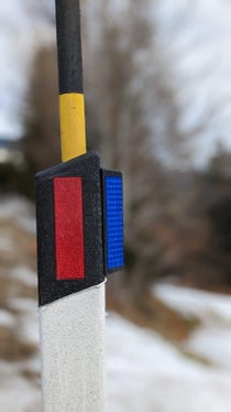 Die blauen Reflektoren sollen Wildtiere in der Nacht und in der Dämmerung davon abhalten, eine Straße zu überqueren, wenn sich ein Fahrzeug nähert. (Foto: LPA/Ingo Dejaco)