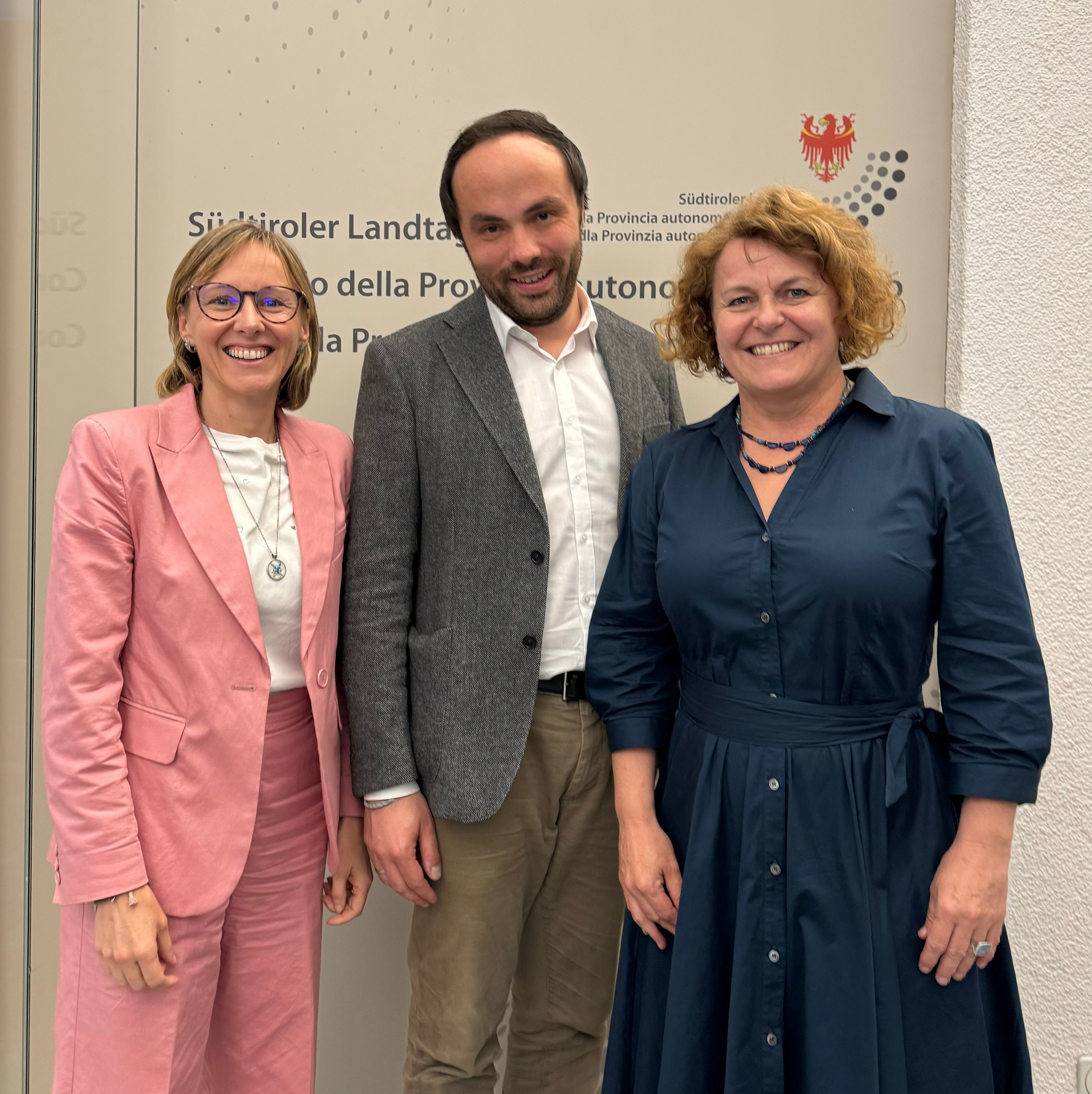 Un lavoro di rete per sostenere la conciliazione lavoro-famiglia e rafforzare l’assistenza all’infanzia. Nella foto (da sinistra) l'assessora Magdalena Amhof, l'assessore Philipp Achammer e l'assessora Rosmarie Pamer. (Foto: ASP)