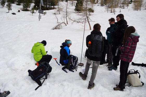 Sarah Graf dell’Ufficio meteorologia e prevenzione valanghe dell'Agenzia per la protezione civile (seconda da sin.) esegue un’analisi del manto nevoso. (Foto: Agenzia per la protezione civile/Ufficio meteorologia e prevenzione valanghe)