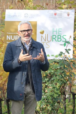 Diese Zusammenarbeit ermöglicht es, fortschrittliche Technologien wie Genomik und Metabolomik bei Kulturpflanzen anzuwenden, die für unsere Region von besonderer Bedeutung sind: der Direktor des Versuchszentrums Laimburg Michael Oberhuber bei der heutigen Pressekonferenz. (Foto: LPA/Laimburg Research Centre/Irene Pancheri)

