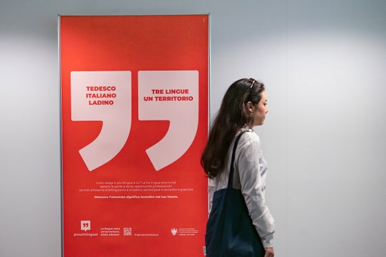 L’iniziativa della settimana degli esami di bilinguismo dedicata alle scuole ha rappresentato un’importante occasione per avvicinare le studentesse e gli studenti all’esame di bilinguismo, che costituisce una valida alternativa alle certificazioni linguistiche e consente di attestare, in un’unica giornata, la conoscenza delle lingue italiana e tedesca. (Foto: USP/Greta Stuefer)