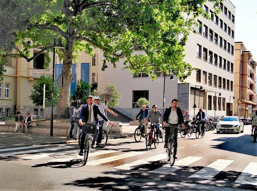 Vorstellung des ersten Fahrradmobilitätsplans für Südtirol:  LR Alfreider und Ressortchef Vallazza radeln zur Pressekonferenz (Foto: LPA/Angelika Schrott)