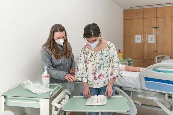 Le materie pratiche sono una parte importante della formazione infermieristica presso la Claudiana: il progetto pilota per una sede decentrata a Brunico inizierà nell'autunno 2022 (Foto: ASP/Claudia Corrent)