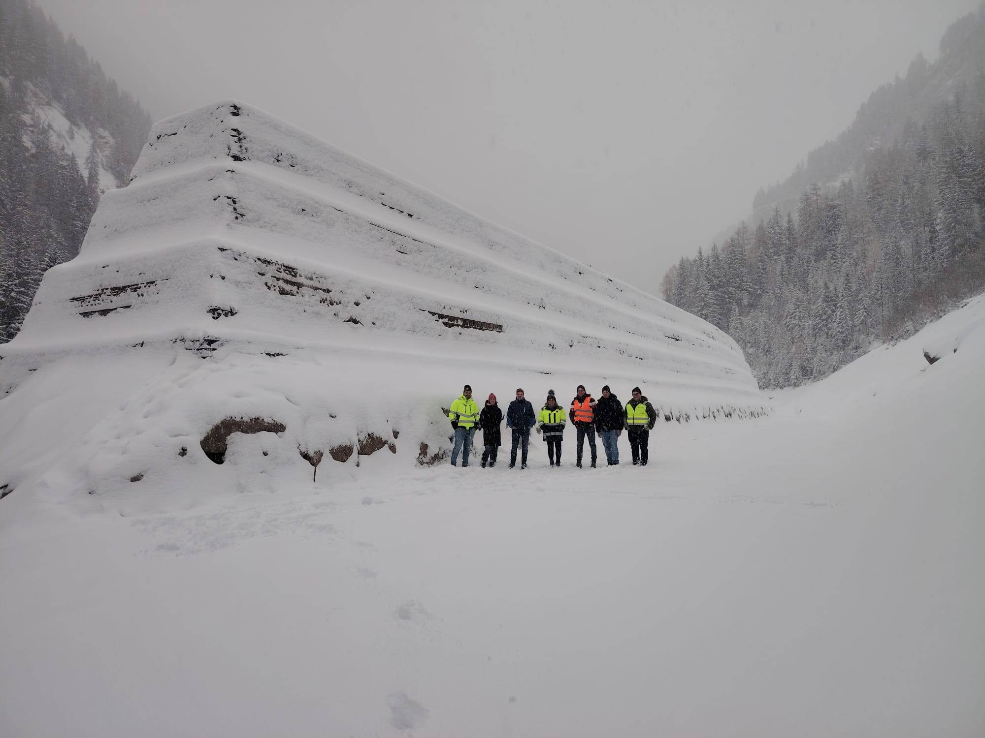 Si sono conclusi i lavori per la realizzazione di due rilevati paramassi lungo la strada provinciale 48, nel tratto che collega Campo Tures a Riva di Tures. Da sinistra a destra: Matthias Brunner, Ursula Sulzenbacher, Tobias Kirchler, Claudia Strada, Heinz Perathoner, Andreas Kaiser e Franz Wieser. (Foto: USP/Ufficio Geologia e prove materiali)