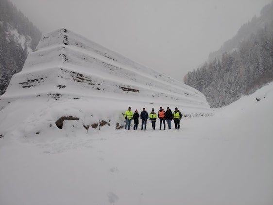 Si sono conclusi i lavori per la realizzazione di due rilevati paramassi lungo la strada provinciale 48, nel tratto che collega Campo Tures a Riva di Tures. Da sinistra a destra: Matthias Brunner, Ursula Sulzenbacher, Tobias Kirchler, Claudia Strada, Heinz Perathoner, Andreas Kaiser e Franz Wieser. (Foto: USP/Ufficio Geologia e prove materiali)