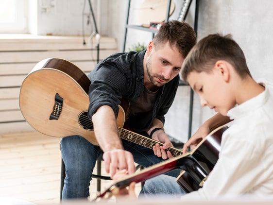 Im Oktober hat der neue Ausbildungslehrgang zur Erlangung der Lehrbefähigung für den Instrumentalunterricht an den deutschsprachigen Mittelschulen und Oberschulen sowie an den deutschen und ladinischen Musikschulen des Landes begonnen. (Symbolfoto: Adobe Stock)