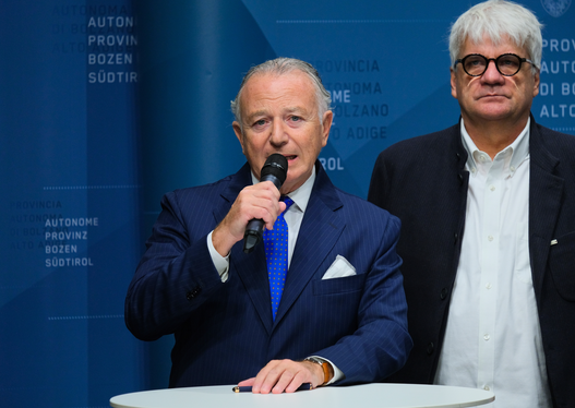 Die Südtirol Informatik AG (SIAG) ist ein zentraler Akteur im Bereich der IT-Sicherheit in Südtirol (im Bild Präsident Oscar de Iorio, dahinter Generaldirektor Stefan Gasslitter). (Foto: LPA/Lukas Forer)