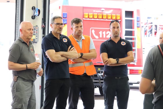 Punto della situazione nella sala dei vigili del fuoco volontari di Maia Bassa (da sinistra): il presidente dell’Unione provinciale dei Corpi dei vigili del fuoco volontari Alto Adige Martin Künig, il presidente della Provincia e assessore alla Protezione civile Arno Kompatscher, il direttore del Servizio strade provinciale Philipp Sicher, Jonas Hochkofler del servizio di pronto intervento della Protezione civile dell’Agenzia per la Protezione civile (Foto: USP/Maja Clara)
