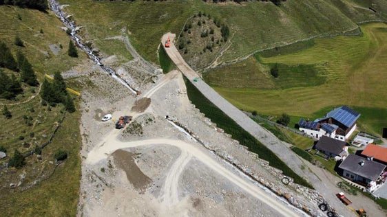 Schutzbauten gegen Naturgefahren sind ein wichtiger Bestandteil des integralen Risikomanagements: Im Bild die vom Landesamt für Wildbach- und Lawinenverbauung West im Weiler Kappl in Langtaufers errichteten. (Foto: LPA/Landesamt für Wildbach- und Lawinenverbauung West)