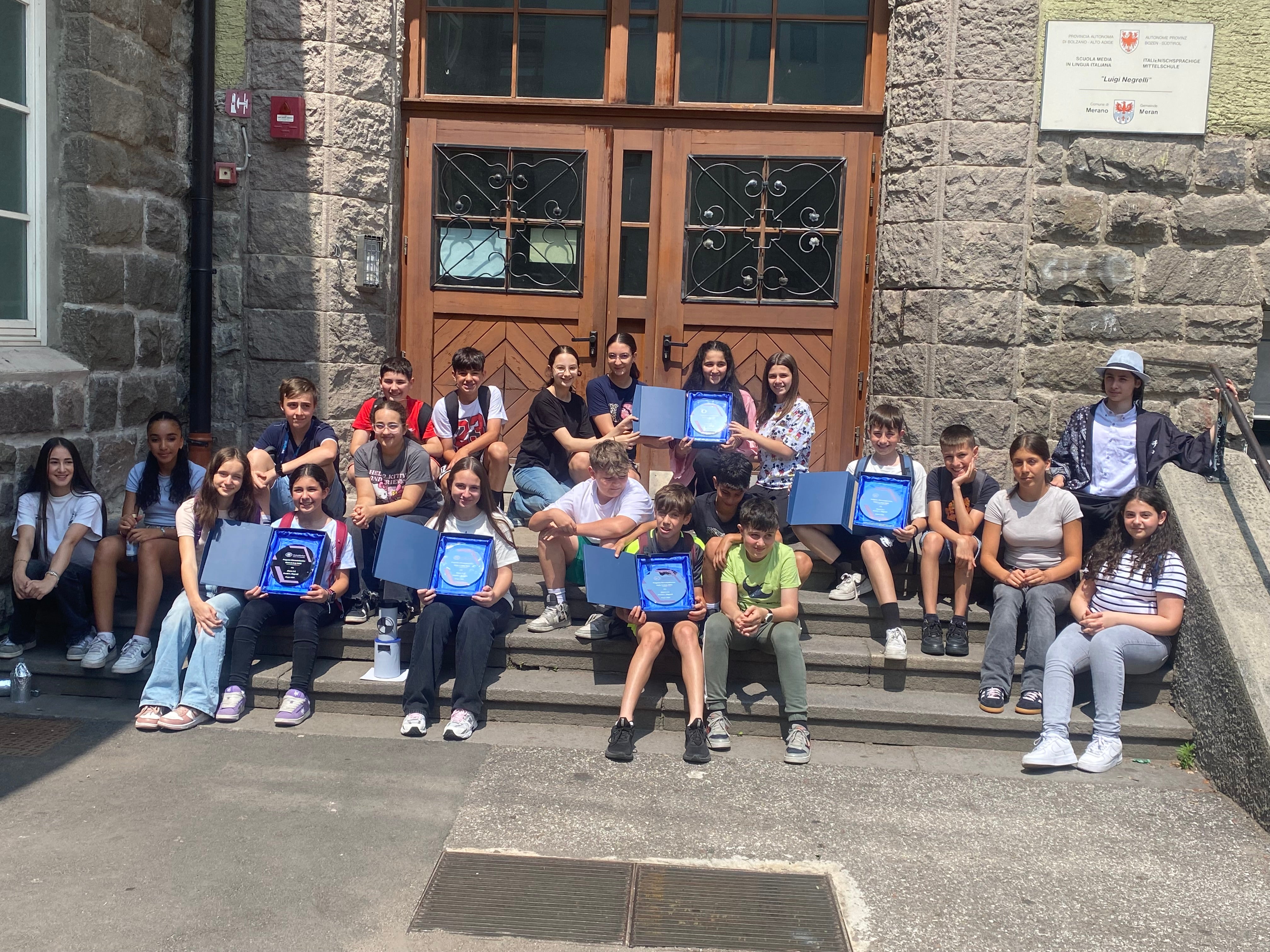 Orientarsi al futuro: nei giorni scorsi, alcune ragazze e ragazzi della scuola secondaria di primo grado Negrelli di Merano hanno illustrato alcuni progetti dedicati al silicio a seguito della visita didattica avvenuta nei mesi scorsi allo stabilimento Memc di Sinigo. (Foto: USP) 