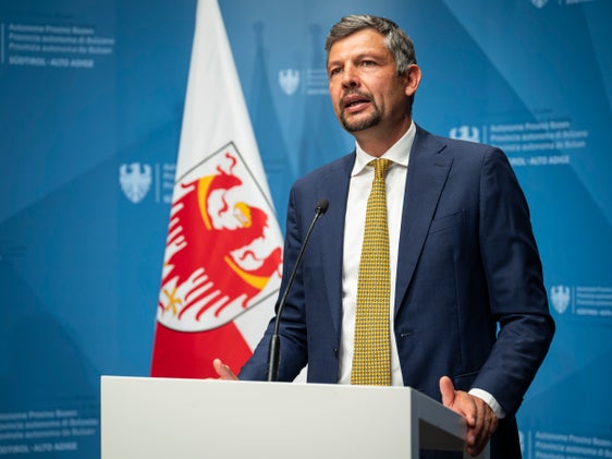 “Grazie al piano straordinario legato alle Olimpiadi possiamo realizzare investimenti fondamentali per le nostre stazioni”, ha rimarcato l’assessore provinciale alla Mobilità e alle Infrastrutture Daniel Alfreider, specificando che “con la riqualificazione di 13 stazioni in Val Pusteria sfruttiamo le fasi di chiusura dei cantieri per portare avanti più interventi contemporaneamente. Questo aumenta la sicurezza e il comfort per i viaggiatori, migliora l’accessibilità e consente anche di risparmiare energia. Con i lavori in Val Pusteria e le modernizzazioni sulle altre linee ferroviarie creiamo standard moderni per il futuro”. (Foto: USP/Fabio Brucculeri)