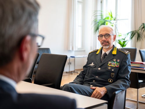 Il generale di Brigata Levanti e il presidente Kompatscher (di spalle) si sono confrontati sulle varie tematiche di attualità nella cooperazione tra le due istituzioni. (Foto: USP/Fabio Brucculeri)