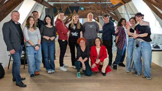 So sieht die EuregioYoungJury 2025 aus: (v.l.) Euregio-Generalsekretär Christoph von Ach, Evelyn Scoz, Arnold Schnötzinger (Tutor, im Hintergrund), Elena Sannicolò, Matteo Moscova, Carolina Waldmüller Unterweger, Tamara Mulser, Liam Gamberoni, Sarah Bertagnolli, Sarah Pomaroli, Nina Lechner, (kniend) Irene Egger, Rita Maria Lupi (beide Tutorinnen). (Foto: Euregio)