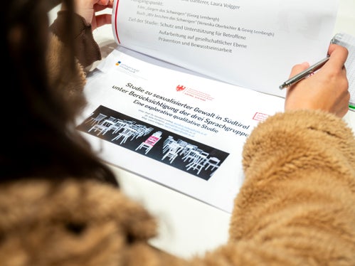 Eine Studie macht gesellschaftliche Muster sichtbar, die sexualisierte Gewalt begünstigen. Am 16. Oktober wurden erste Zwischenergebnisse vorgestellt. (Foto: LPA/Fabio Brucculeri)