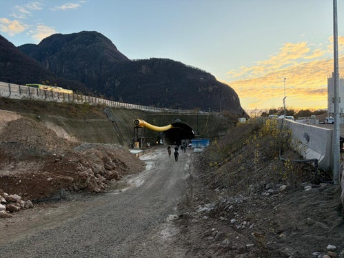Einen Monat früher als vorgesehen ist am Freitag, 19. Dezember, der Tunnel der Umfahrung von Branzoll durchstoßen worden. Die Arbeiten erfolgten unter der Straße und in unmittelbarer Nähe von Wohnhäusern in lockerem, schwer zu bearbeitendem Material wie Kies, Schotter und Sand.  (Foto: LPA/ Gabriel Marciano)