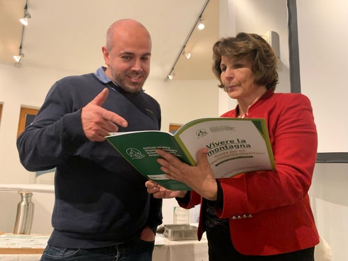 Tourismusvereinsdirektor Carlo Runggaldier und Landesrätin Maria Hochgruber Kuenzer diskutierten über Nachhaltigkeit am Berg. (Foto: LPA/Elisabeth Berger)