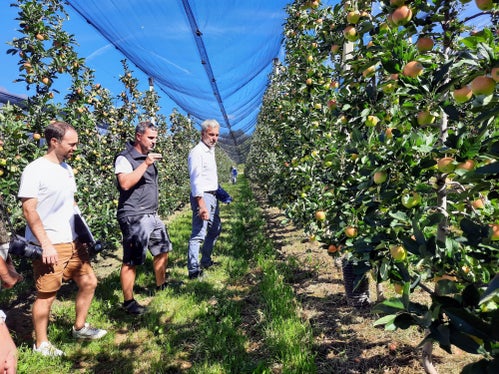 Beim Begutachten der sensorgesteuerten automatisierten Bewässerungstechnologie am Moarhof. (Foto: Katia Squeo)