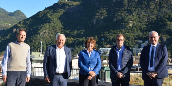 Edilizia sostenibile, abitazioni a prezzi accessibili e spazi non utilizzati al centro dell’incontro di oggi (14 ottobre) fra assessora Hochgruber Kuenzer e vertici di Assoimprenditori.Da sx a dx: il direttore di Dipartimento Frank Weber, Heiner Oberrauch, presidente Assoimprenditori, l’assessora provinciale Maria Hochgruber Kuenzer, Markus Kofler Josef Negri, vice presidente e direttore di Assoimprenditori. (Foto: ASP/Marcella Morandini)