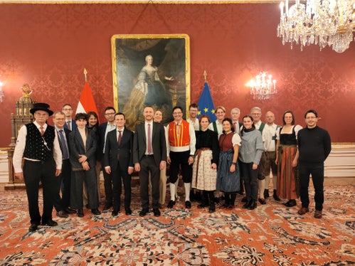 Delegazione cultura dalle valli ladine alla Cancelleria Presidenziale: André Comploi, direttore del Dipartimento Formazione e Cultura ladina, Mathias Stuflesser, direttore della Ripartizione Amministrazione scuola e cultura ladina, Paul Videsott, Libera Università di Bolzano, Manuel Schuen, docente universitario di Musica Sacra, il gruppo vocale “Decà y Delá”, il gruppo folcloristico “Grop de folclor de Soraga” e rappresentanti politica interna ed estera (Foto: USP/Direzione Istruzione, Formazione e Cultura ladina)


