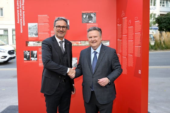 Tre settimane prima del 65° anniversario della storica iniziativa di Bruno Kreisky alle Nazioni Unite sulla questione altoatesina, il 13 ottobre è stata inaugurata solennemente una “stele dell'Autonomia” nella Südtiroler Platz di Vienna. Il presidente della Provincia Arno Kompatscher e il sindaco di Vienna e governatore Michael Ludwig hanno colto l'occasione per ricordare il coraggio di Kreisky. (Foto: Città di Vienna/Jobst)