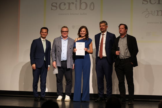 Il secondo posto del concorso letterario “SCRIBO” è stato assegnato a Elena Frenademetz (terza da sinistra) per la sua reinterpretazione delle leggende ladine. (Foto: USP/Ingo Dejaco)