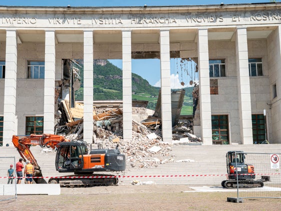 Am Gerichtsplatz in Bozen werden die verbliebenen Teile des Gerichtsgebäudes weiterhin gesichert. Die bei den Arbeiten gewonnenen Erkenntnisse ermöglichen es inzwischen, die nächsten Maßnahmen mit größerer Sicherheit zu planen. (Foto: LPA/Fabio Brucculeri)