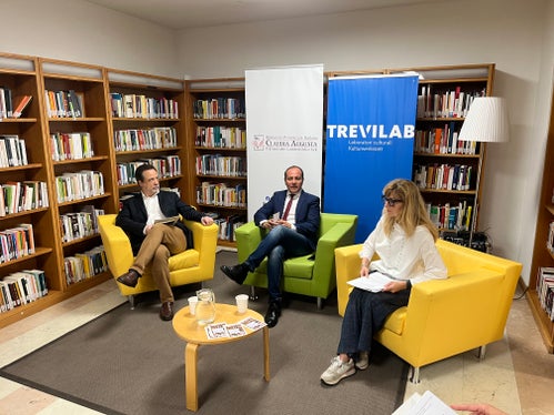 Sie haben das Herbstprogramm der Claudia Augusta-Bibliothek vorgestellt (v. l.): Paolo Bonoldi vom Wissenschaftlichen Beirat der Landesbibliothek, Landesrat Giuliano Vettorato und Valeria Trevisan, Direktorin der italienischen Landesbibliothek “Claudia Augusta (Foto: LPA/Gabriel Marciano)