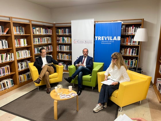 Presentato il programma autunnale della Biblioteca provinciale "Claudia Augusta". Da sin. Paolo Bonoldi, membro del Comitato scientifico della Biblioteca “Claudia Augusta”, l'assessore Giuliano Vettorato e Valeria Trevisan, direttrice della Biblioteca provinciale in lingua italiana “Claudia Augusta” (Foto: ASP/Gabriel Marciano)