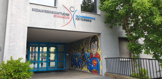 Migliorata l’acustica nelle aule e l’illuminazione nella palestra dell’Istituto Gasteiner a Bolzano. Bessone: “Ambiente scolastico più sicuro, moderno e funzionale” (Foto: ASP)