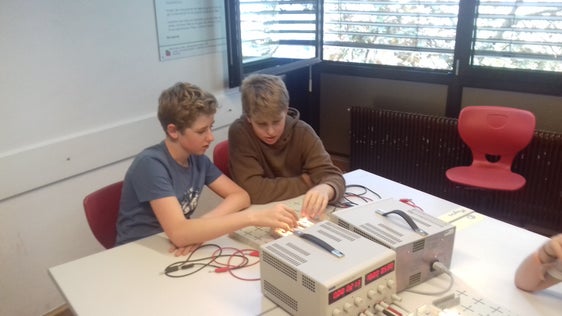 Mit den Grundlagen der Elektronik setzten sich die Schüler Marius und Magnus im Workshop Steuern und regeln auseinander. (Foto: LPA/Pädagogische Abteilung der Deutschen Bildungsdirektion/Martin Niederkofler)