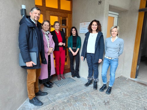 L'inaugurazine della sede distaccata di Ortisei con l'assessore provinciale Alfreider, la direttrice Ploner, l'ispettrice Baur ed il personale della struttura (Foto: ASP)