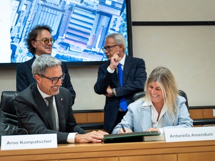Il presidente della Provincia Kompatscher e l'amministratrice delegata delle Acciaierie Valbruna s.p.a. Amenduni Gresele firmano la convenzione sotto gli occhi dell'avvocato Silvano Ciscato (a sinistra) e del segretario generale della Provincia Eros Magnago, ufficiale rogante l'atto. (Foto: USP/Fabio Brucculeri)