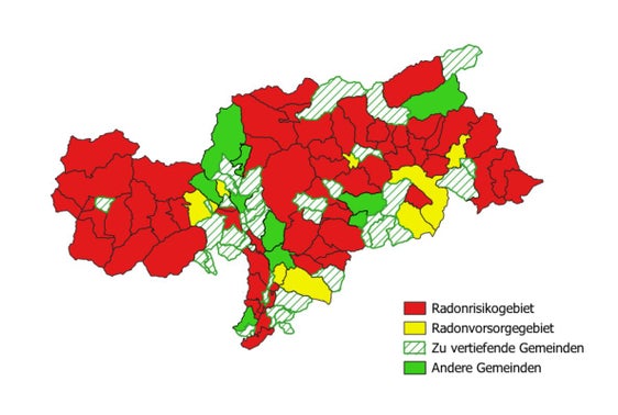 Erstmals sind in Südtirol Gebiete mit erhöhtem Radonrisiko festgelegt worden. Grundlage sind Messdaten aus 20 Jahren. Die Einstufung erfolgt nach EU-Vorgaben und dient der gezielten Vorsorge. (Quelle: Ressort für Umwelt-, Natur- und Klimaschutz, Energie, Raumentwicklung und Sport)