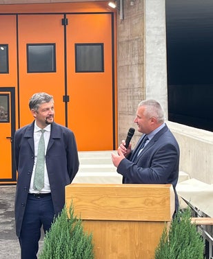 Il sindaco di Sarentino,&nbsp;Josef Mair (a destra nella foto con l'assessore Alfreider), ha rimarcato l’importanza dell’opera, “particolarmente per le frazioni di Pennes, Pennes di Fuori e Laste. Oggi è una grande giornata, perché sono più di 600 le persone che abitano oltre la galleria e che scendono ogni giorno a scuola, al lavoro, a fare la spesa. Perciò, è molto importante per noi dare loro la sicurezza che anche d’inverno quando nevica si può sempre passare di qua”. (Foto: USP/Gabriel Marciano)