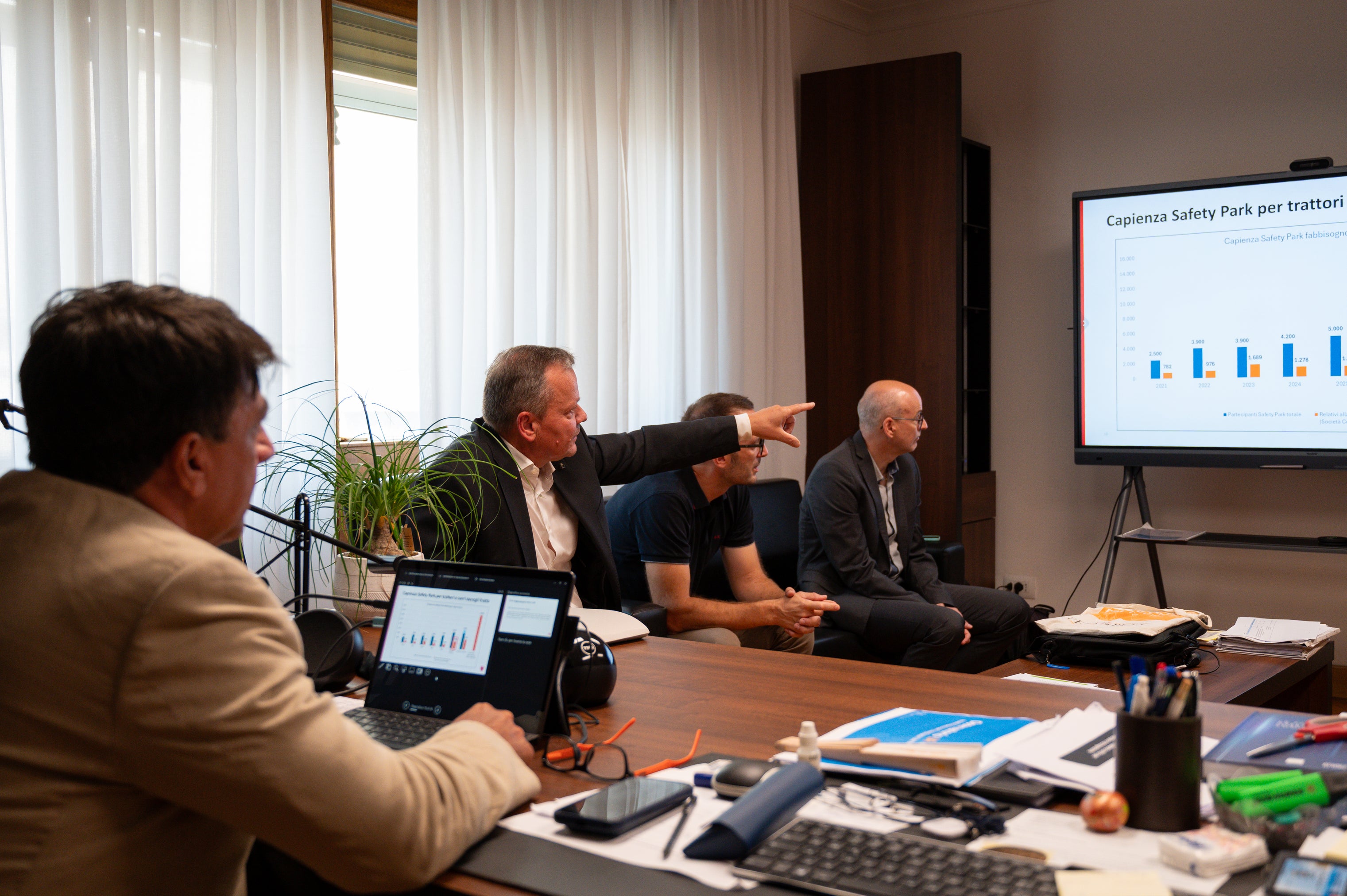 Das neue Pilotprojekt für die Arbeitssicherheitsausbildung im landwirtschaftlichen Bereich wurde dem Ministerium vorgestellt und kann nun in Südtirol umgesetzt werden. (Foto: LPA/Studio154)